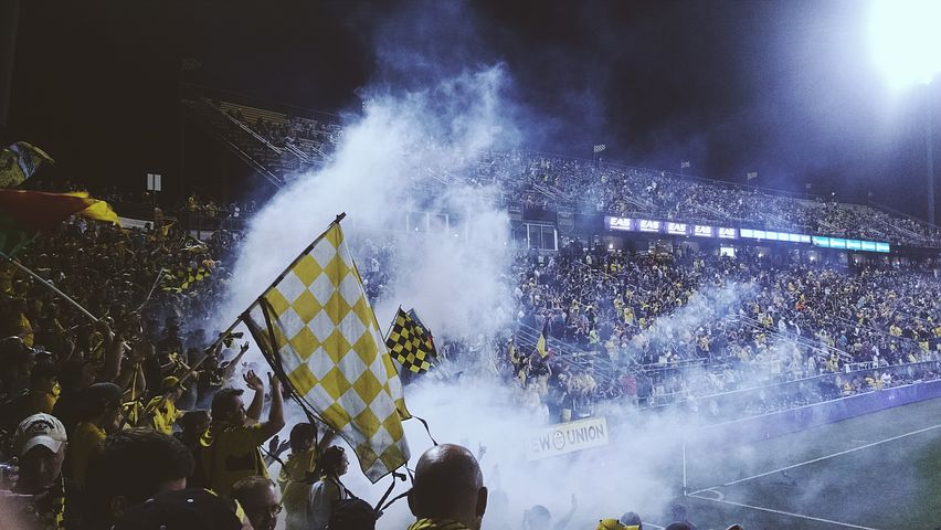 Match, foot, supporters, drapeaux, fumigènes, stade, gradins